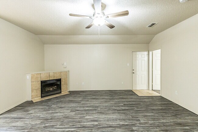 Building Photo - 3 Bedroom Duplex
