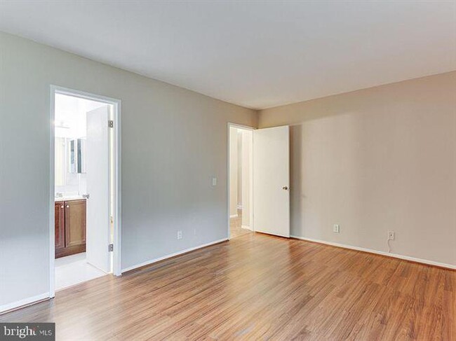 Building Photo - 2621 Glengyle Dr