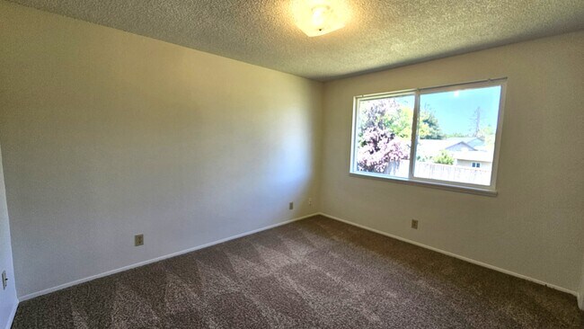 Building Photo - 1602 SE 145th Ct