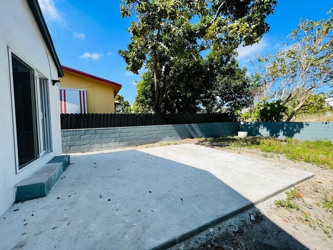 Building Photo - Fabulous Renovation! Gorgeous Three Bedroom and One Bath Home!