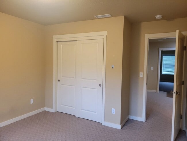 Building Photo - Beautiful Townhome in perfect location, only minutes from I-5