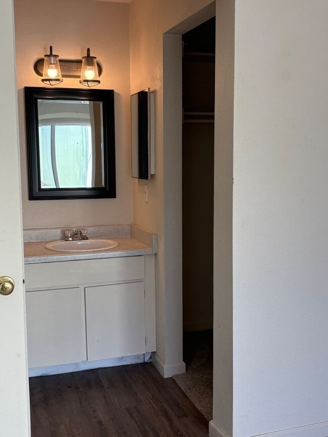 Building Photo - 2 Bedroom Ranch Style Home