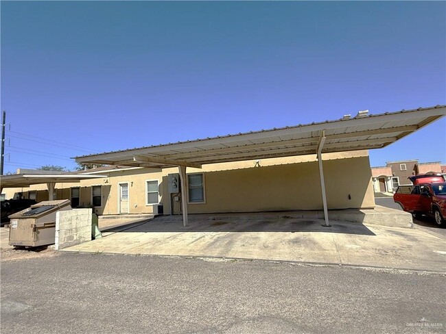 Building Photo - 3036 Regal Dr