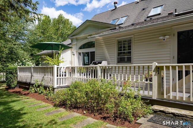 Building Photo - 5 Great Elm Dr