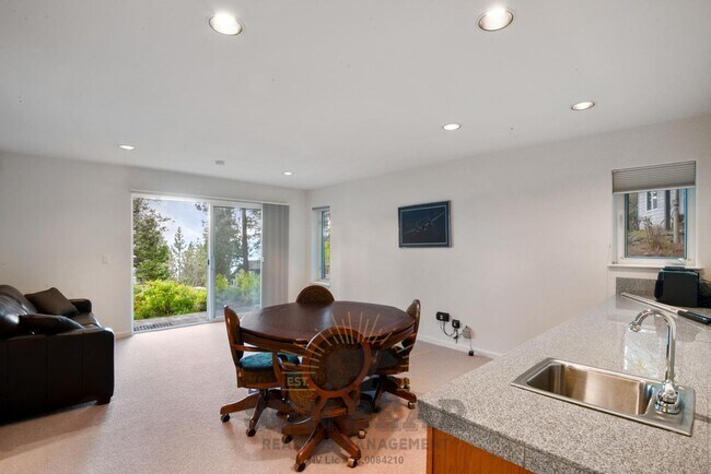 Building Photo - 101 Red Cedar Dr