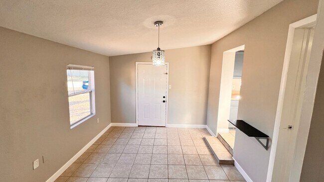 Building Photo - $300 off of a month of rent! Charming 3-Bedroom Home in Deltona! – Pets Welcome (Up to 30 lbs) – ...