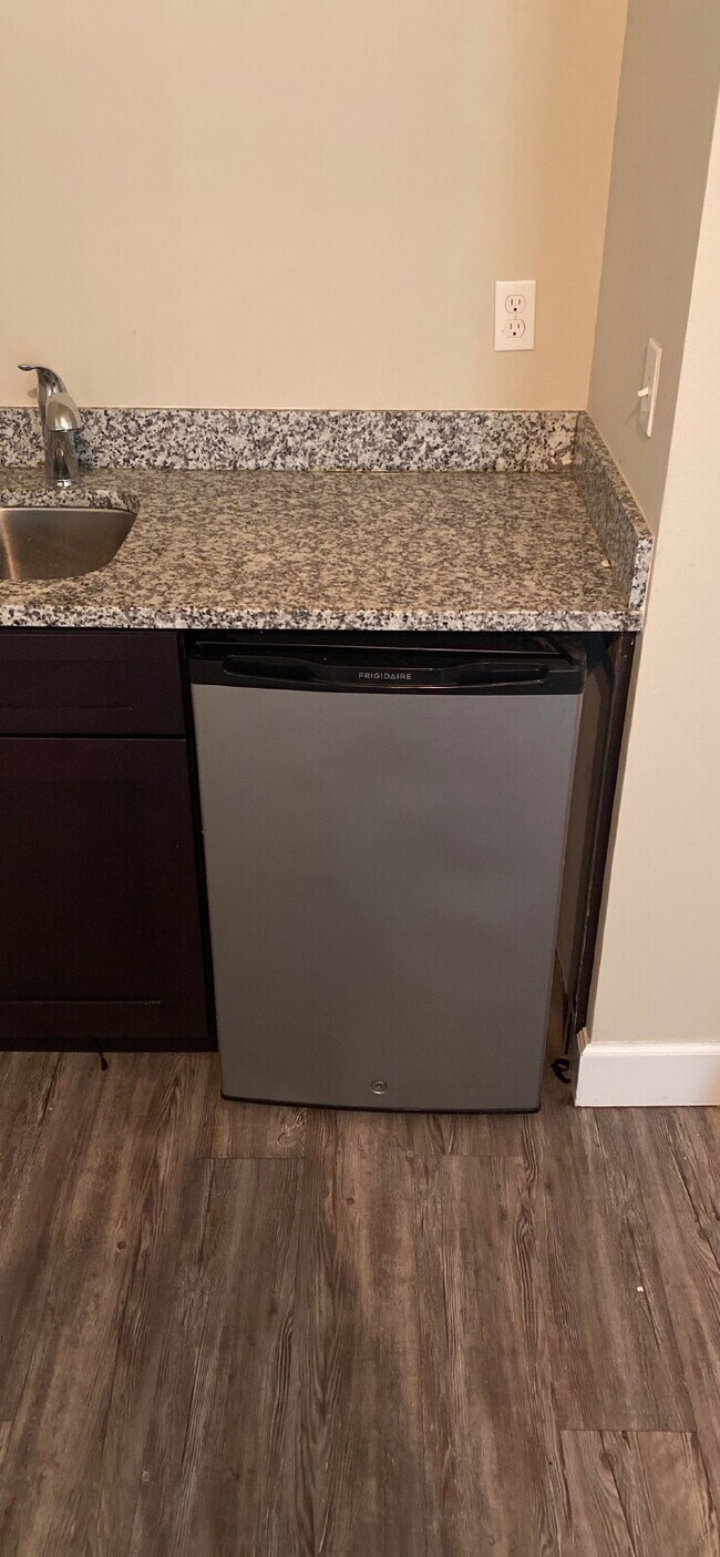 Building Photo - Now Leasing! Spacious 6-Bedroom, 6.5-Bathroom student house just minutes from campus. Only $725/m...