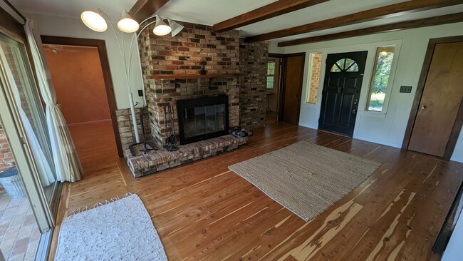 Building Photo - 2/2 Mtn Top Getaway - Huge Screened Porch w/ Stone Fireplace