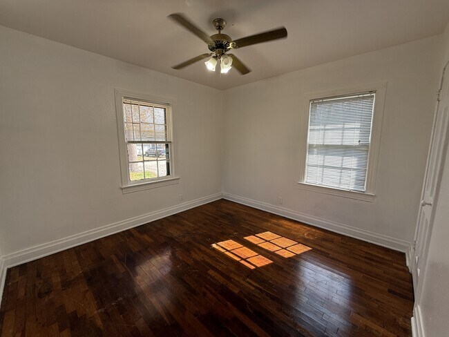 Building Photo - 565 24th St