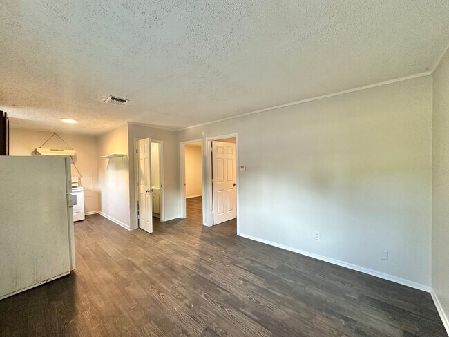 Building Photo - Available Now! 2 Bedroom, 1 Bath (Plus Bon...