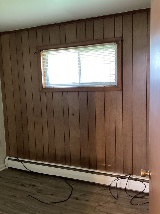 Building Photo - Charming and Well-Maintained 3-Bedroom Dup...