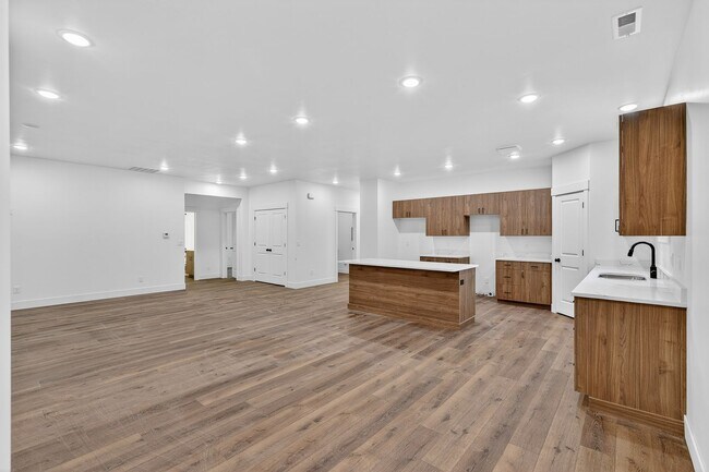 Building Photo - L199ER