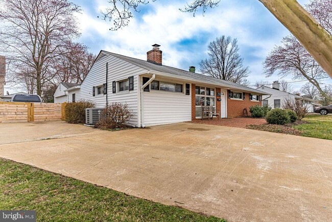 Building Photo - 4801 Apple Tree Dr