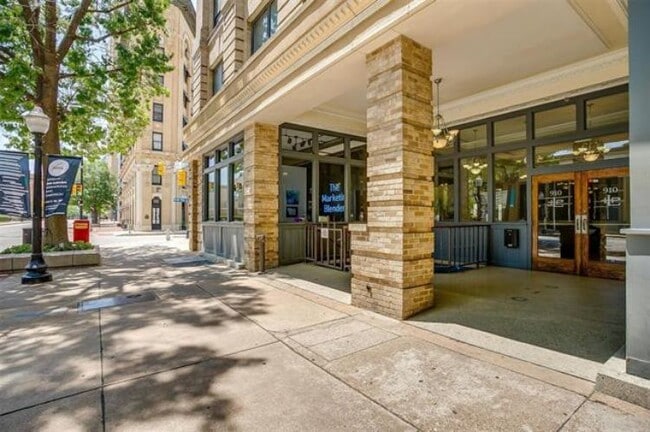 Building Photo - 910 Houston St