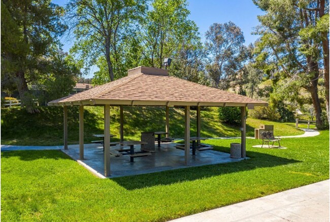 Building Photo - Charming 2 Bedroom Condo for Rent in Newhall!
