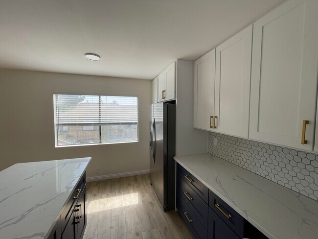 Building Photo - 1385 N Marengo Ave