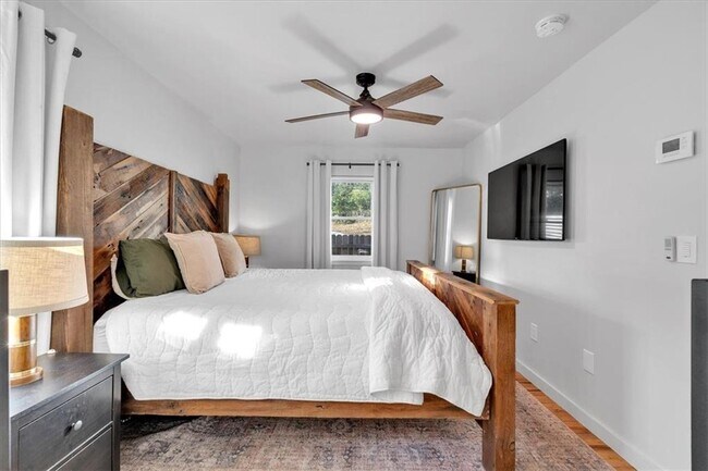 Building Photo - 1520 Foote St NE