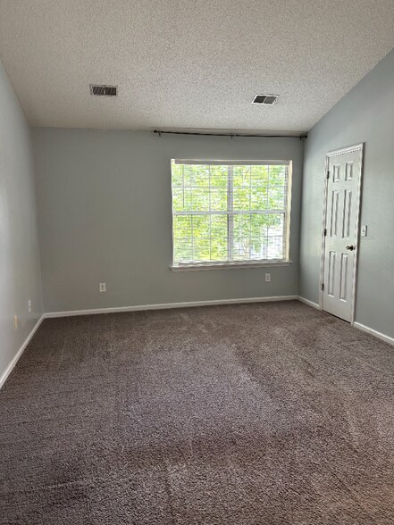 Building Photo - 233 Mossy Oak Way