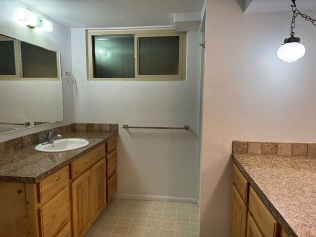 Building Photo - 2405 Sunset Dr