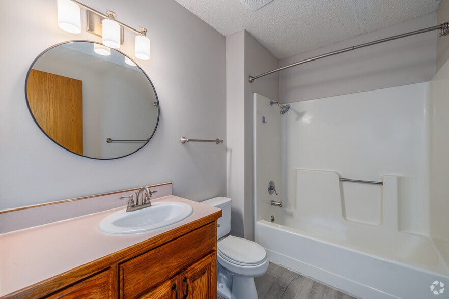 2BR, 1BA - 940SF - Bathroom - Peachtree Apartments