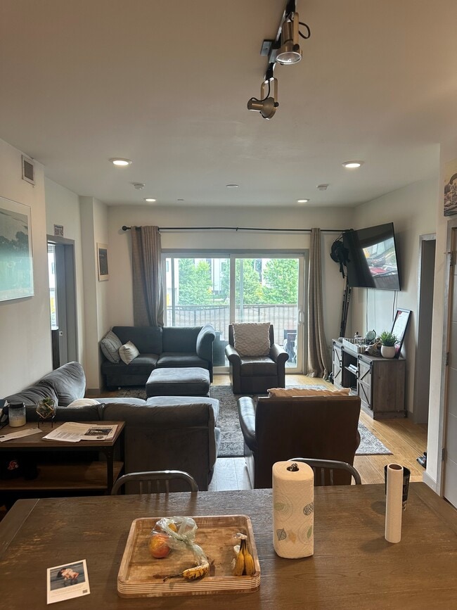 Building Photo - 400 Herron Dr