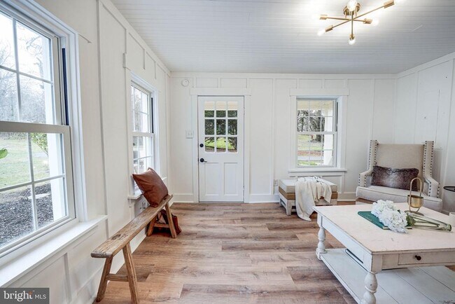 Building Photo - 102 N Rogers St