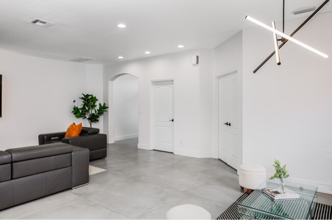 Building Photo - 9841 Colonial Walk S