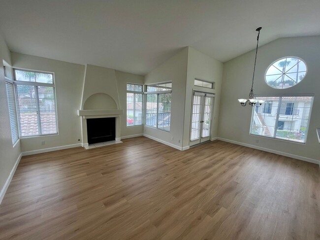 Building Photo - Gorgeous 3 bedroom 2 bath Rancho del Oro C...