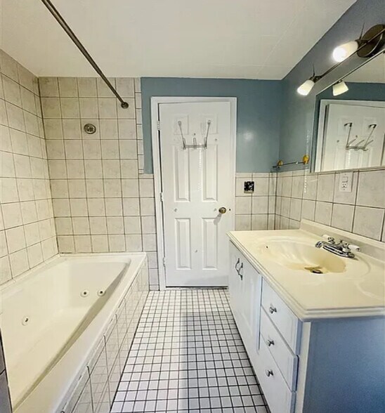 Bathroom view - 487 Mercer St