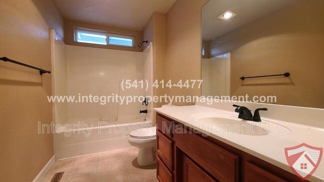 Building Photo - 941 Parkdale Ave