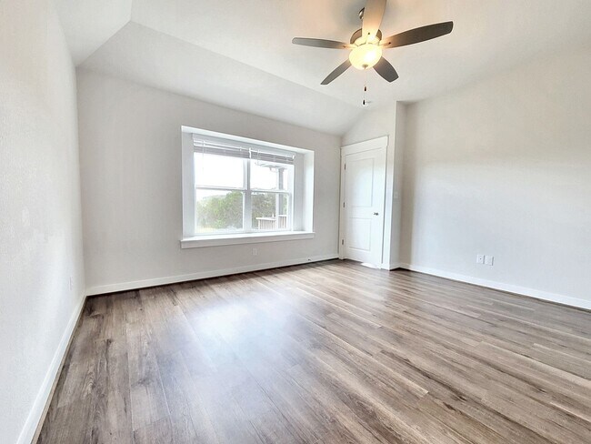 Building Photo - Beautiful 3-Bedroom, 2-Bath Modern Home fo...