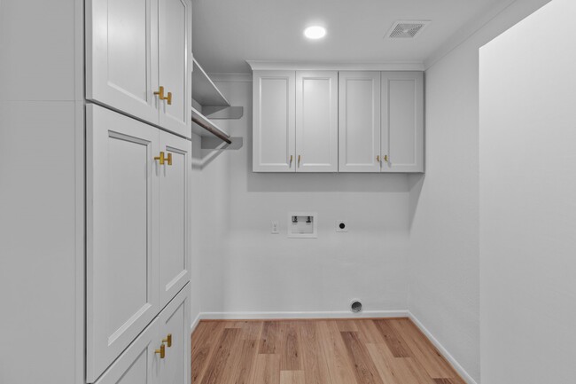 Building Photo - 128 Schooner