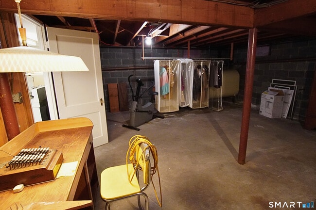 Building Photo - 30 Day Spring Ave