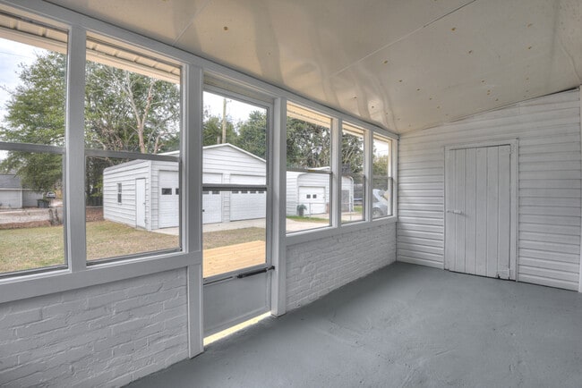 Building Photo - 103 Smallridge St