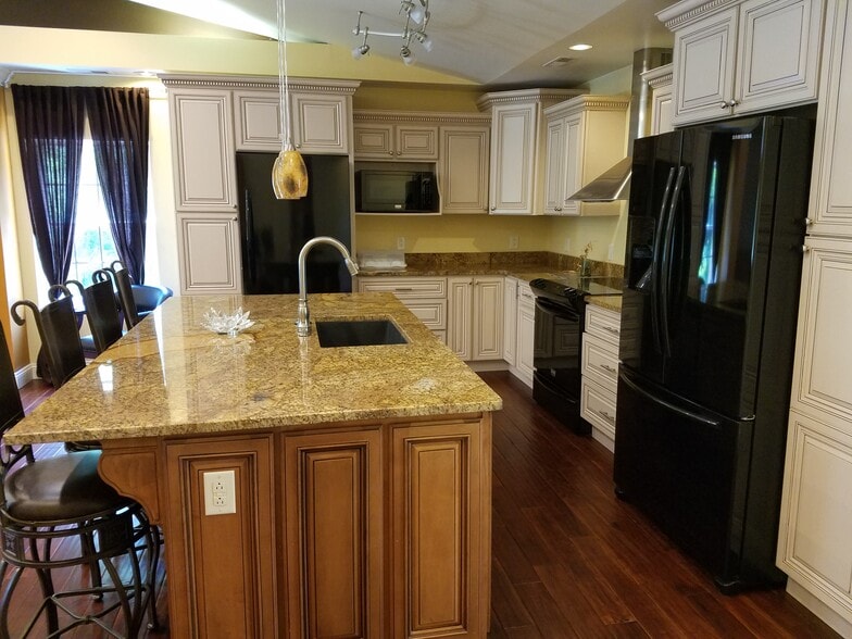 1 1/4" Granite Counter Tops, Standup Freezer, Dishwasher, Disposal. Microwave, Soft Close Cabinets - 54 Veres Dr