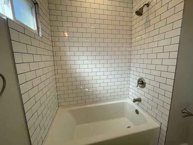 Building Photo - Beautiful 2 Bed house