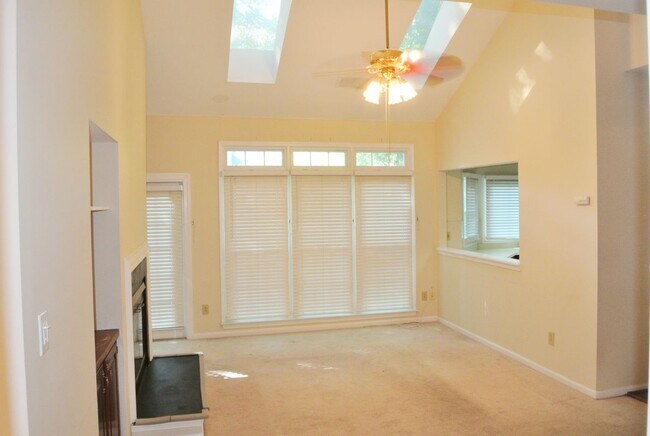 Building Photo - 2036 Hen House Dr