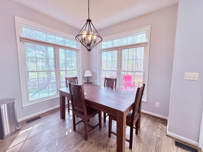 Building Photo - FREDERICKSBURG - MINUTES TO VRE - EASY COMMUTE TO QUANTICO!