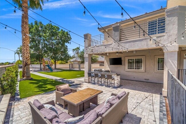 Building Photo - 8000 Silver King Dr