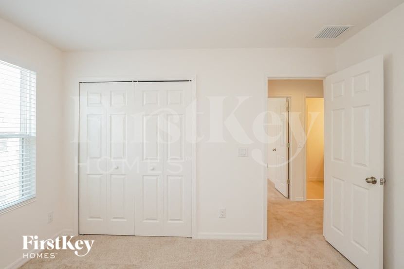 Building Photo - 5086 Royal Point Ave