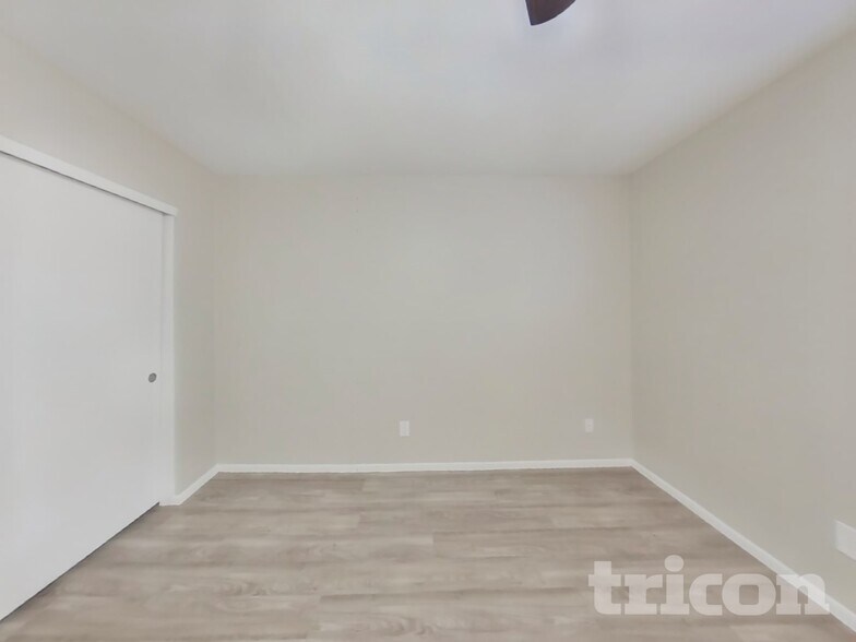 Building Photo - 570 W Myrna Ln