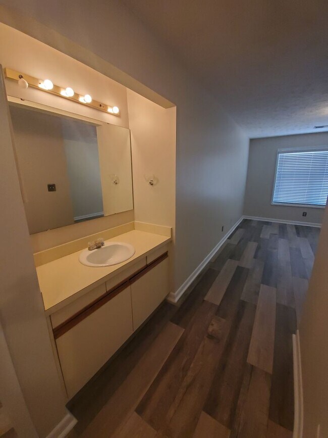 Building Photo - 672 Bartons Landing Pl