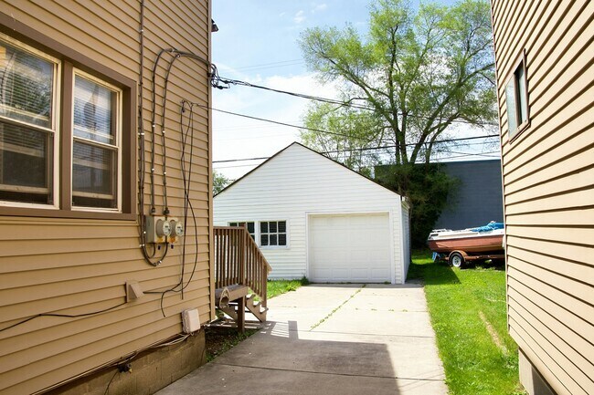 Building Photo - 17537 Clarann St