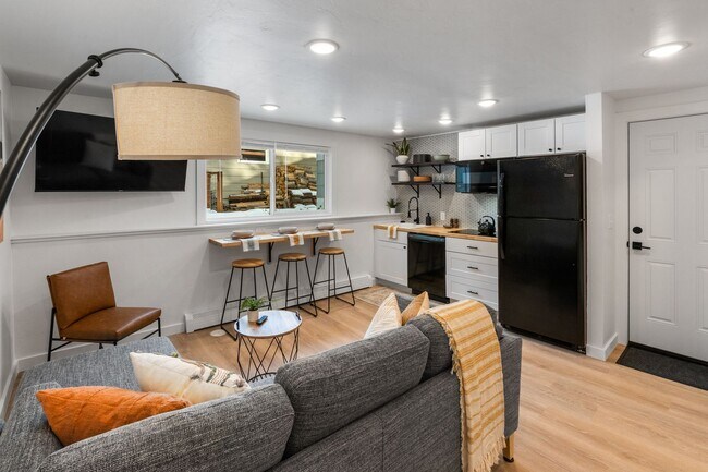 Building Photo - Stylish & Turnkey Furnished 2-BR Daylight Basement Apartment – Utilities + Wi-Fi Included