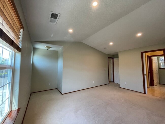 Building Photo - Bright 3 Bedroom 2.5 Bathroom House ~ Wash...