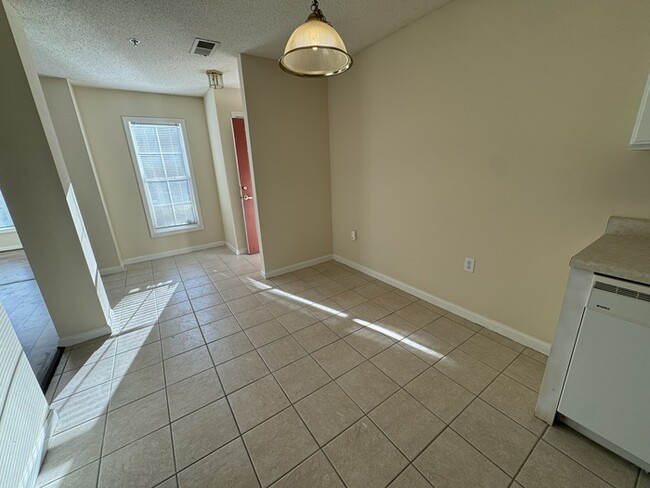 Building Photo - BEAUTIFUL 1 Bedroom with Sunroom AVAILABLE...