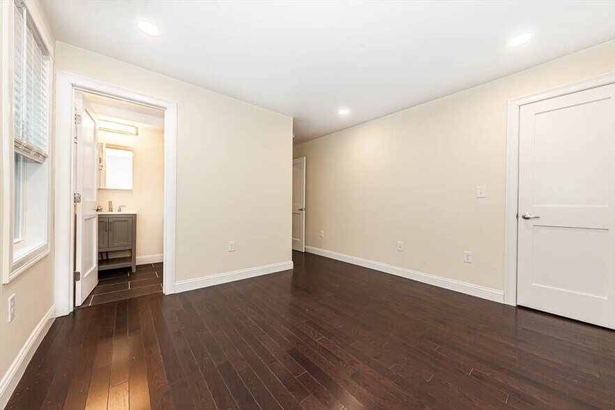 Building Photo - 28 Albion St