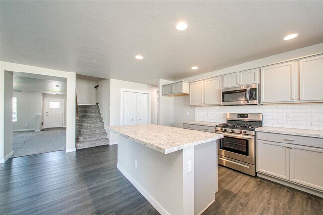 Building Photo - Two Story, Spacious Star Home!