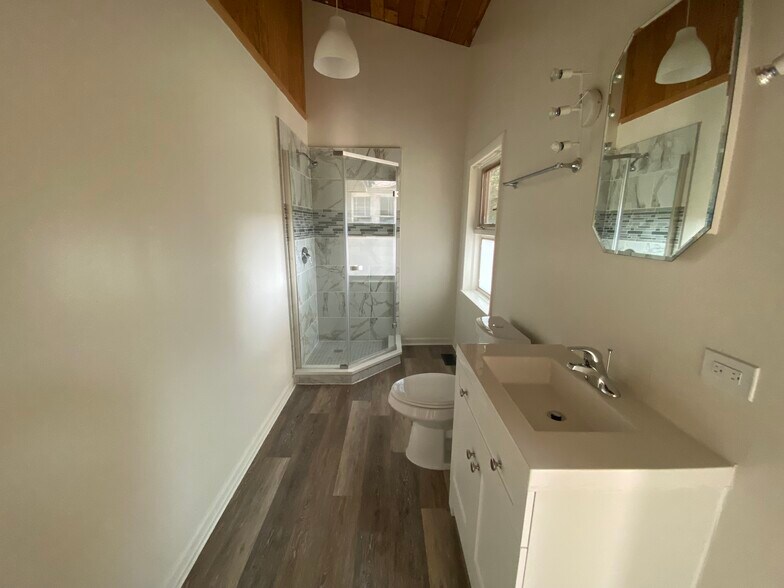 Building Photo - 2644 Green Bay Rd