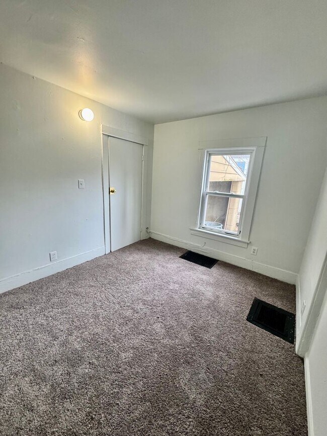 Building Photo - 211O